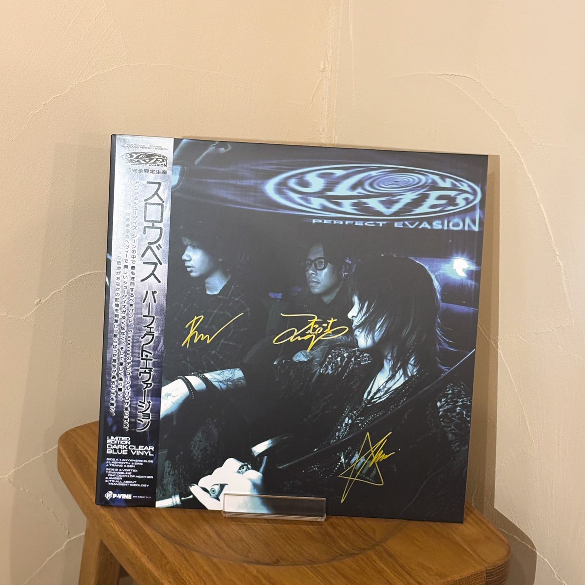 tomorrow_event's tweet photo. #tomorrowrecords
🇹🇭 Slowwves / PERFECT EVASION（Ltd Clear Dark Blue Signed LP）
¥5250 🇹🇭

来日公演も一緒に行ったタイのシューゲイズ、Slowwvesのサイン入りレコードを入荷！今年のベストシューゲイズアルバムだと思います！まだチェックしてない人は今のうちに！

https://t.co/26Zz5BSUxR https://t.co/FS15silQoC