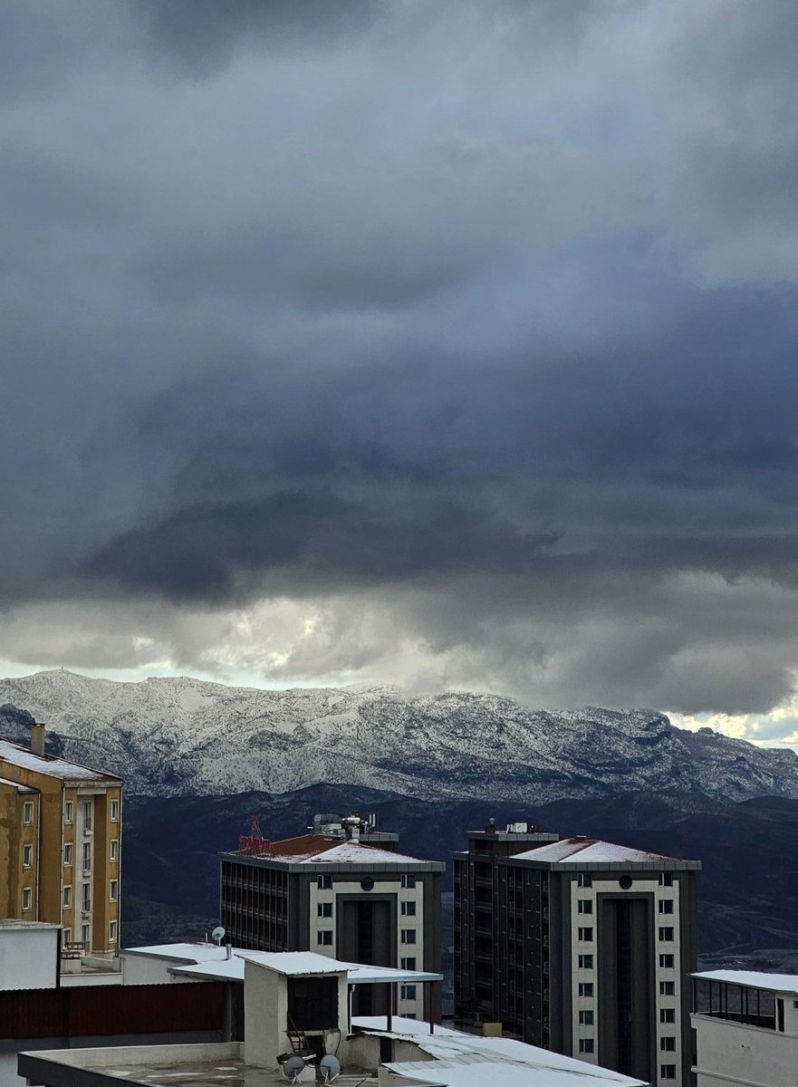 Güvendiğim dağlara karlar da yağmış...