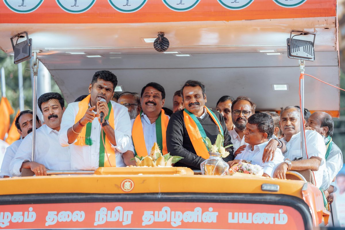 annamalai_k's tweet photo. இன்றைய மாலை நீலகிரியில், @BJP4Tamilnadu மாநிலத் தலைவர், அன்பு அண்ணன் திரு @NainarBJP அவர்களின், தமிழகம் தலைநிமிர, தமிழனின் பயணம் யாத்திரையில், மாண்புமிகு மத்திய இணை அமைச்சர், அன்பு அண்ணன் திரு @DrLMurugan அவர்கள், மாநிலப் பொதுசெயலாளர் திரு @apmbjp மற்றும், மாவட்ட, மண்டல நிர்வாகிகளுடன் கலந்து கொண்டதில் பெருமகிழ்ச்சி அடைகிறேன்.

திமுக, கடந்த 2021 ஆம் ஆண்டு கொடுத்த தேர்தல் வாக்குறுதிகளையே முழுமையாக நிறைவேற்றவில்லை. பணி நிரந்தரம் கோரி செவிலியர்கள் போராட்டம், சம வேலைக்கு சம ஊதியம் கோரி இடைநிலை ஆசிரியர்கள் போராட்டம், 2013 ஆம் ஆண்டு, ஆசிரியர் தகுதித் தேர்வில் வெற்றி பெற்ற ஆசிரியர்களுக்குப் பணி வழங்குவோம் என்ற வாக்குறுதியை நிறைவேற்றக் கோரி, இளைஞர்கள் போராட்டம் என, திமுக கொடுத்த தேர்தல் வாக்குறுதிகளை நிறைவேற்றக் கோரி தினமும் போராடும் இளைஞர்களைக் கைது செய்து கொண்டிருக்கிறது திமுக அரசு. இந்த அழகில், 2026 ஆம் ஆண்டு தேர்தல் அறிக்கை தயாரிக்க, தனது தங்கை திருமதி கனிமொழி அவர்கள் தலைமையில் குழு அமைத்திருக்கிறார் முதலமைச்சர் திரு @mkstalin. இது தவிர, நீலகிரி மாவட்டங்களுக்குக் கொடுத்த வாக்குறுதிகளையும் நிறைவேற்றவில்லை.

கடந்த நான்கு ஆண்டுகளில், தமிழகத்தின் கடன், ஐந்தே முக்கால் லட்சம் கோடி அதிகரித்திருக்கிறது. தமிழக மக்கள் தலையில்தான் இந்த கடன் சுமை விழுந்திருக்கிறது. இதுதான் திமுக அரசின் ஒரே சாதனை.

பெண்கள், குழந்தைகள், பொதுமக்கள், முதியோர்கள் என, யாருக்குமே பாதுகாப்பில்லாத அரசு இந்த திமுக அரசு. வரும் 2026 ஆம் ஆண்டு தேர்தலில், தேசிய ஜனநாயகக் கூட்டணிக்கு வாக்களித்து, திமுக ஆட்சியை அகற்ற வேண்டும். அப்போதுதான், நமது இளைஞர்களுக்கும், தமிழக மக்களுக்கும், பாதுகாப்பான சிறந்த எதிர்காலம் அமையும்.