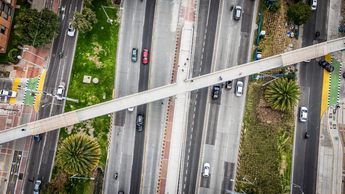 ELTIEMPO's tweet photo. 👀¿Ya vio el nuevo puente peatonal del norte de #Bogota? Se encuentra en la Calle 146 con AutoNorte y beneficiará a cerca de 800.000 habitantes de las localidades de Suba y Usaquén.

🖌️🎨Además, el puente también tiene una puesta en escena llamanda 'Colores Salvajes', del colectivo Trazos de Colores Urbanos, que rinde homenaje al Bosque Altoandino y a la biodiversidad de los Cerros Orientales de Bogotá. 

En https://t.co/Z8i90G6QrC encuentra el desarrollo de esta y otras noticias de #Movilidad.

Fotos por Mauricio Moreno - El Tiempo