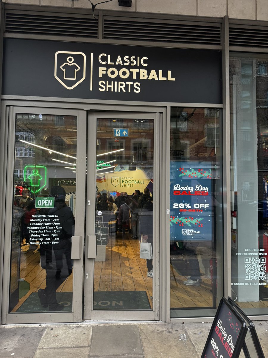 昔のサッカーユニフォームを大量に売ってるお店に行ったんだけど入場制限で入れなかった