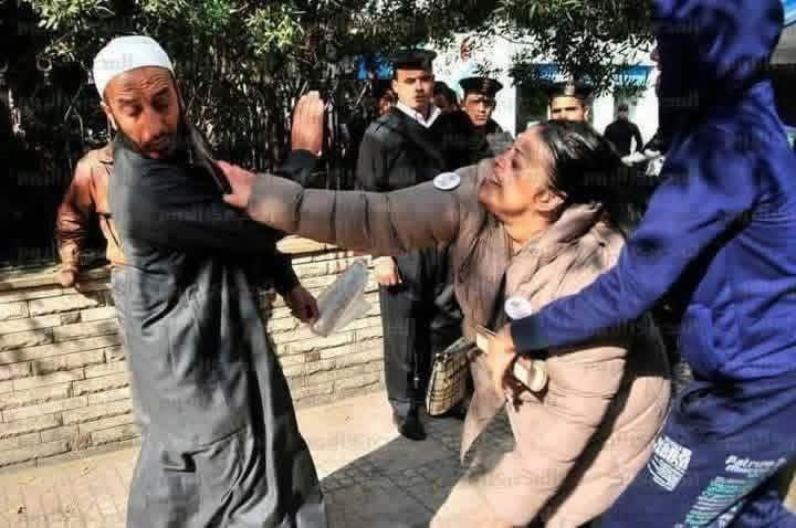 EYAD_ATIA55's tweet photo. من ١٢ سنة 
 واحد من اصحاب الدقون النجـ سة، شاف الست المحترمة ديه ماشية في حالها  فـ قالها: غطي شعرك يا عورة 
قامت "العورة" خلعت جزمتها ونزلت بيها على وشه ❤️ https://t.co/HTgZTdoLc5