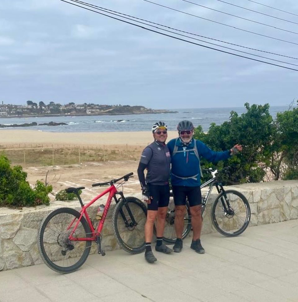 Muy Feliz Navidad desde El Quisco , donde aprovechamos los días para hacer deporte con una muy buena bicicleteada siguiendo la ruta Algarrobo - El Quisco - Las Cruces gracias a Miguel Bravo , gran entrenador de natación , ciclismo y trote de acá de la zona !.. Un abrazo a todos