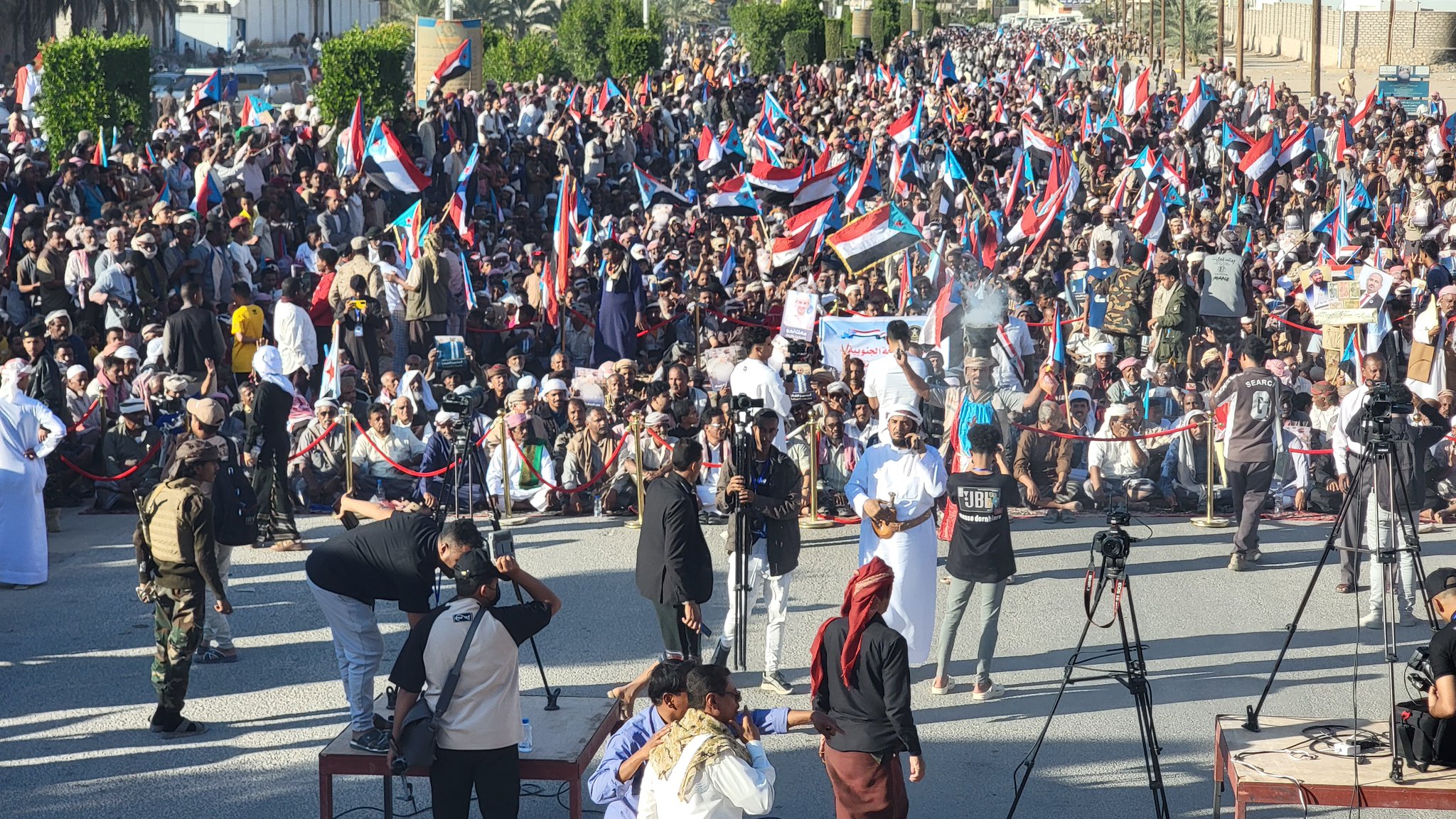 سيئون تشهد توافد حشود مليونية.. تأييد واسع للقوات الجنوبية والنخبة الحضرمية والمطالبة بإعلان دولة الجنوب العربي #اراده_الجنوبيين_تنتصر 