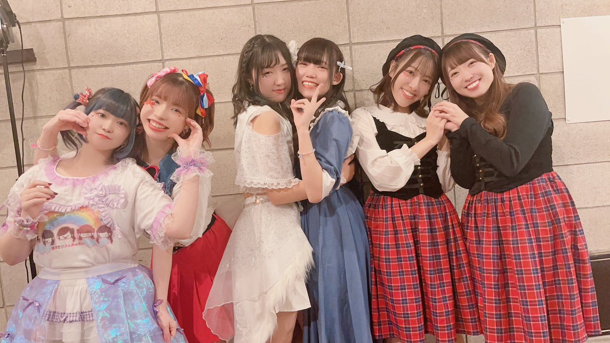 mitatan_tan's tweet photo. 遅くなりましたが、
きりり生誕ありがとうございました💙

最後にこの6人でイベント出来たこと､
本当にきりりちゃんに感謝しかない！
私の踊ってみた人生に必要不可欠な
大好きな子たちです！！💕

寂しい気持ちもあるけど､後悔ないようにいっぱい踊ったので達成感の方が大きいかな💓
ALTもみて😭 https://t.co/7upIm3023T