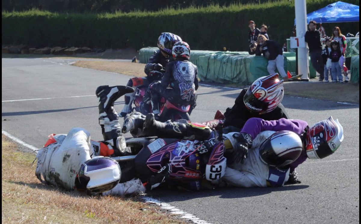 #ウエストバトルゲーム
 #バトゲ

稀に自分のバイクにチンチン轢かれることがあるので気をつけましょう
まだ痛いです