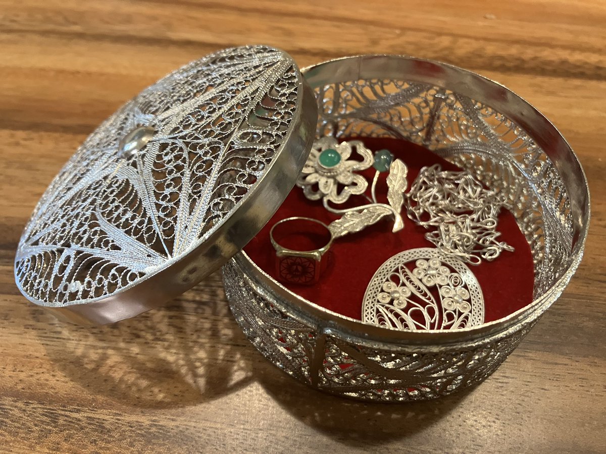 昨日流れてきた銀細工のお手入れのポスト見て、久しぶりに銀磨きをした