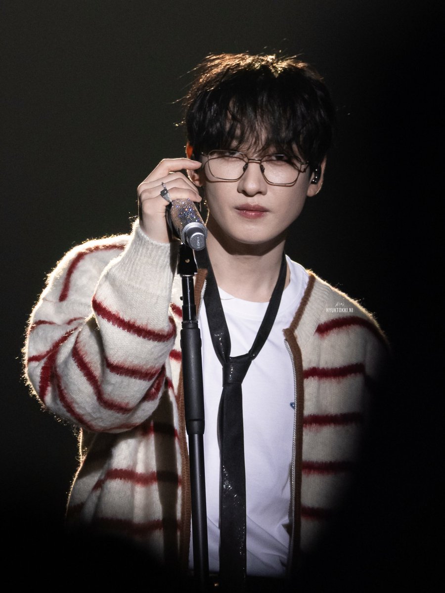 Hyuktokkini's tweet image. 2025.12.28 SUPER JUNIOR D&amp;amp;E FANPARTY - HOME COMING

이 눈빛 뭐지

@AllRiseSilver 
#슈퍼주니어 #SUPERJUNIOR #은혁 #이혁재 
#EUNHYUK