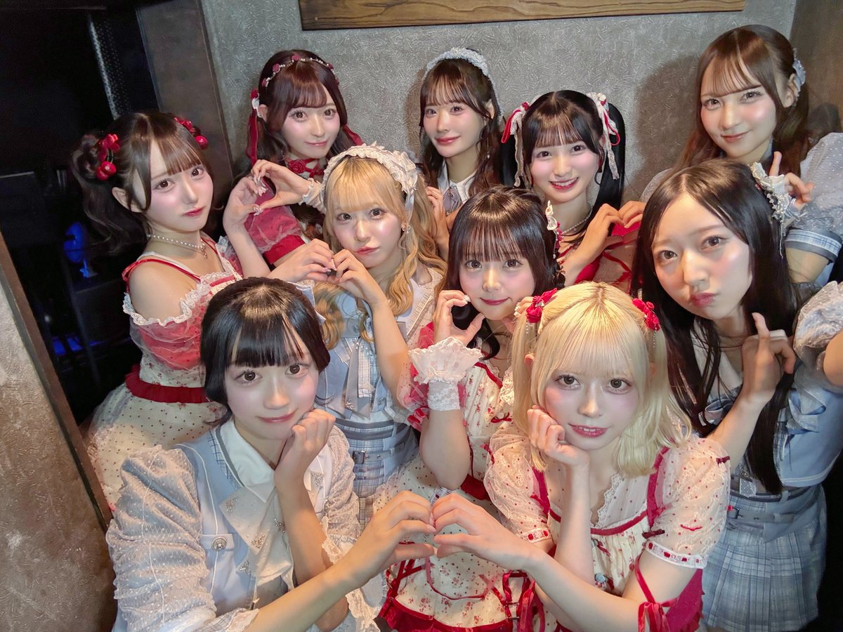 onephony_'s tweet photo. 本日はOnephony×Aiveryの
2マンライブへお越しくださり
誠にありがとうございました🍒🎀🪄

デビューしてからそばで見てきたからこそ、
同じステージに立てた時間が
とても愛おしく感じられました。
応援してくださった皆さま、本当にありがとうございました。

来年もOnephony、Aivery
切磋琢磨して大きくなります！
今後も応援の程よろしくお願いいたします◝✩

#Onephony
#Aivery