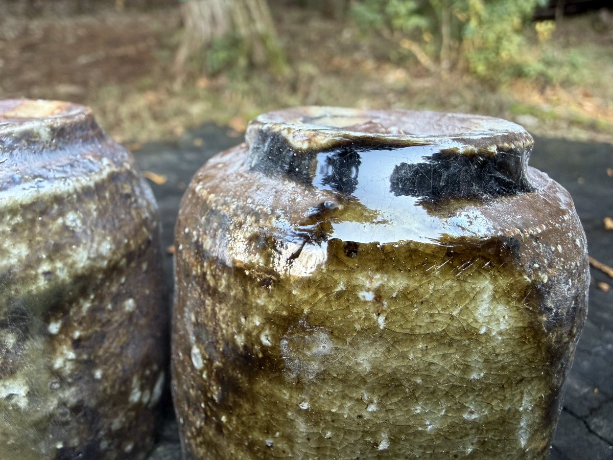 shingo997's tweet image. 信楽焼ぐい呑み🍶
松の灰が溶けてビードロになっています。信楽焼も良いもんですね😀

#Yakishime  #BizenWare  #ShigarakiWare  
#WoodFiredKiln  #Unglazed  #JapaneseTradition
#JapaneseCeramics  #WabiSabi  #ClayArt

#焼締 #備前焼 #信楽焼 #薪窯 #無釉 #伝統工芸