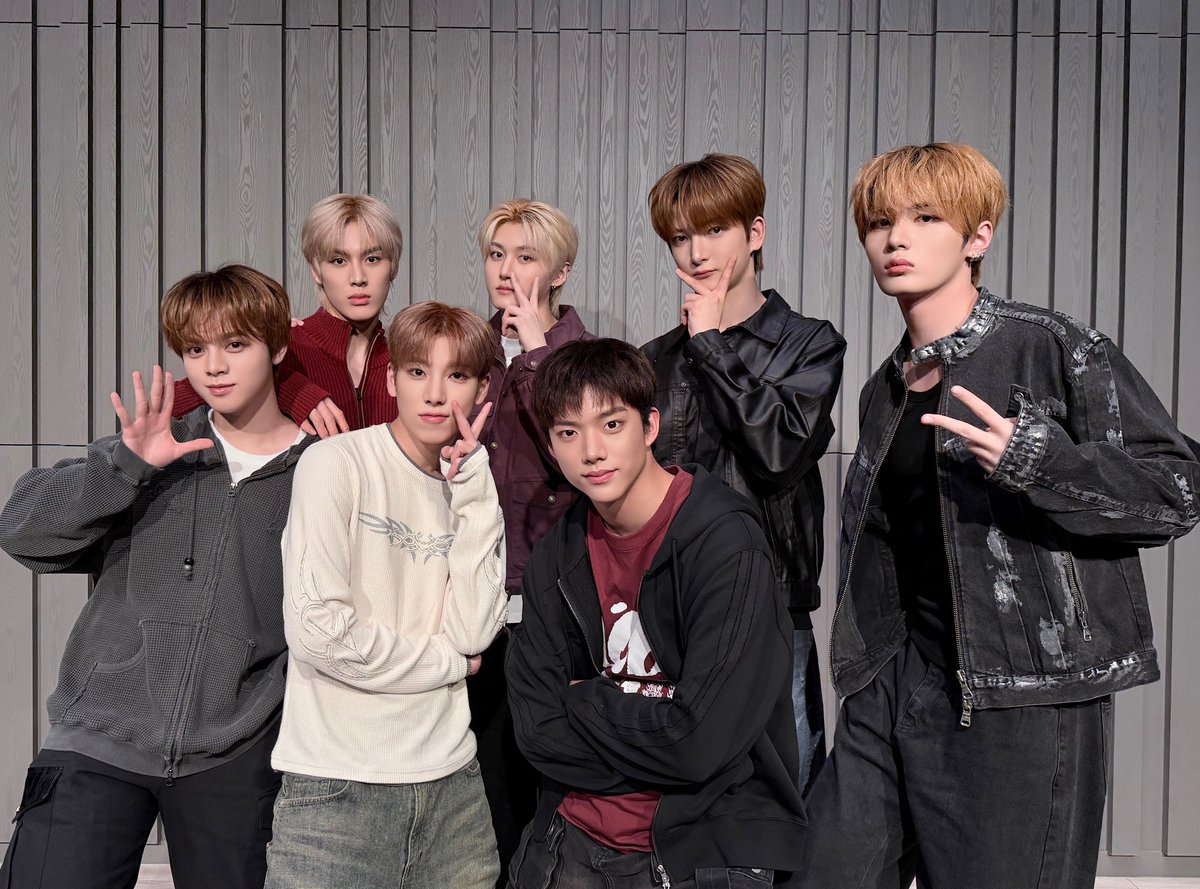 official_arrc's tweet photo. 올해 함께해 줘서 고마웠어요 아커 ⋆˚꩜｡
2026년도 잘 부탁해 ♡⸝⸝

#ARrC #아크
#CTRL_ALT_SKIID #SKIID https://t.co/yfJOivlrWa