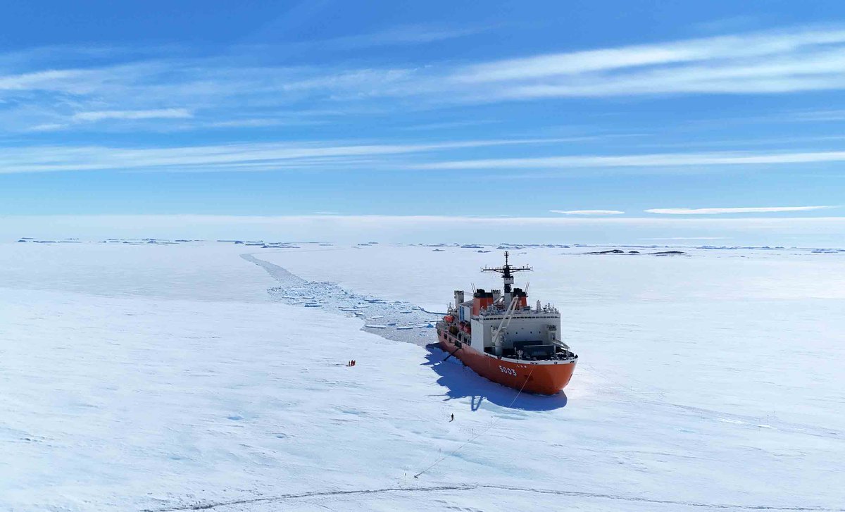南極観測船「しらせ」はこれまで経験のないルートから昭和基地へ近づき、12月27日に”接岸点”に到達。バックして勢いをつけ、海氷に体当たりして砕氷するラミング は20回やりました。#南極 #観測隊 #しらせ #Antarctic