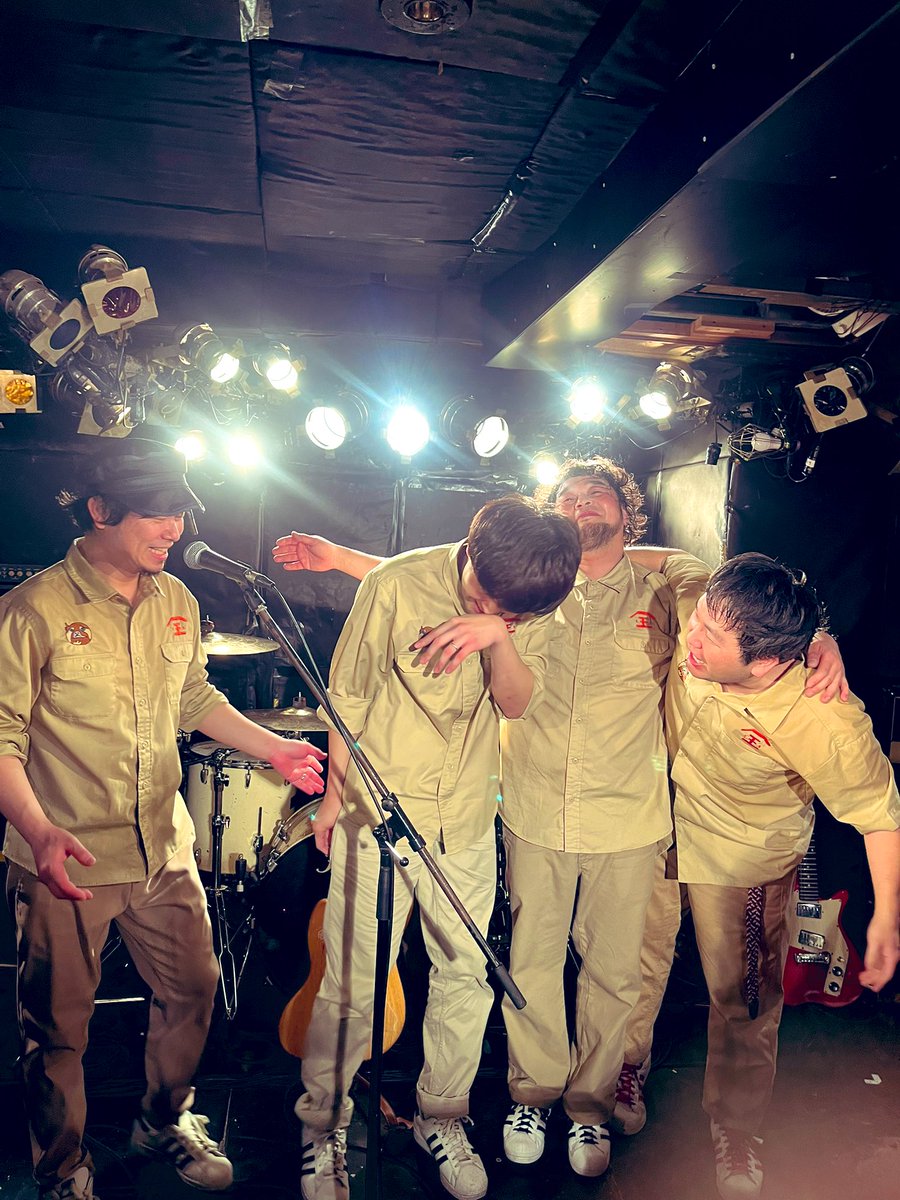 久しぶりのマーブルもすごくグッときた

俺はこの日後から合流になってしまい全バンドは観れなかったんどけど、着いた時点で良い空気が会場に充満してたから
入った瞬間今日は最高だってわかった

あとローファーズのセトリは名曲揃いで
こんなに自分が歌えるのかってことにもびっくりした笑