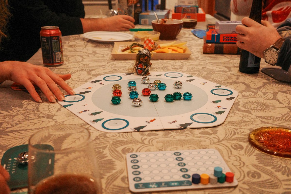 TheLibraryGamer's tweet image. Barbecubes was a pleasant surprise. Very simple dexterity game that makes good use of the box as a mini grill.

I LOVED Snowp. The scoring rules make the final shots of each round exciting as players plead for others to not eliminate their color.