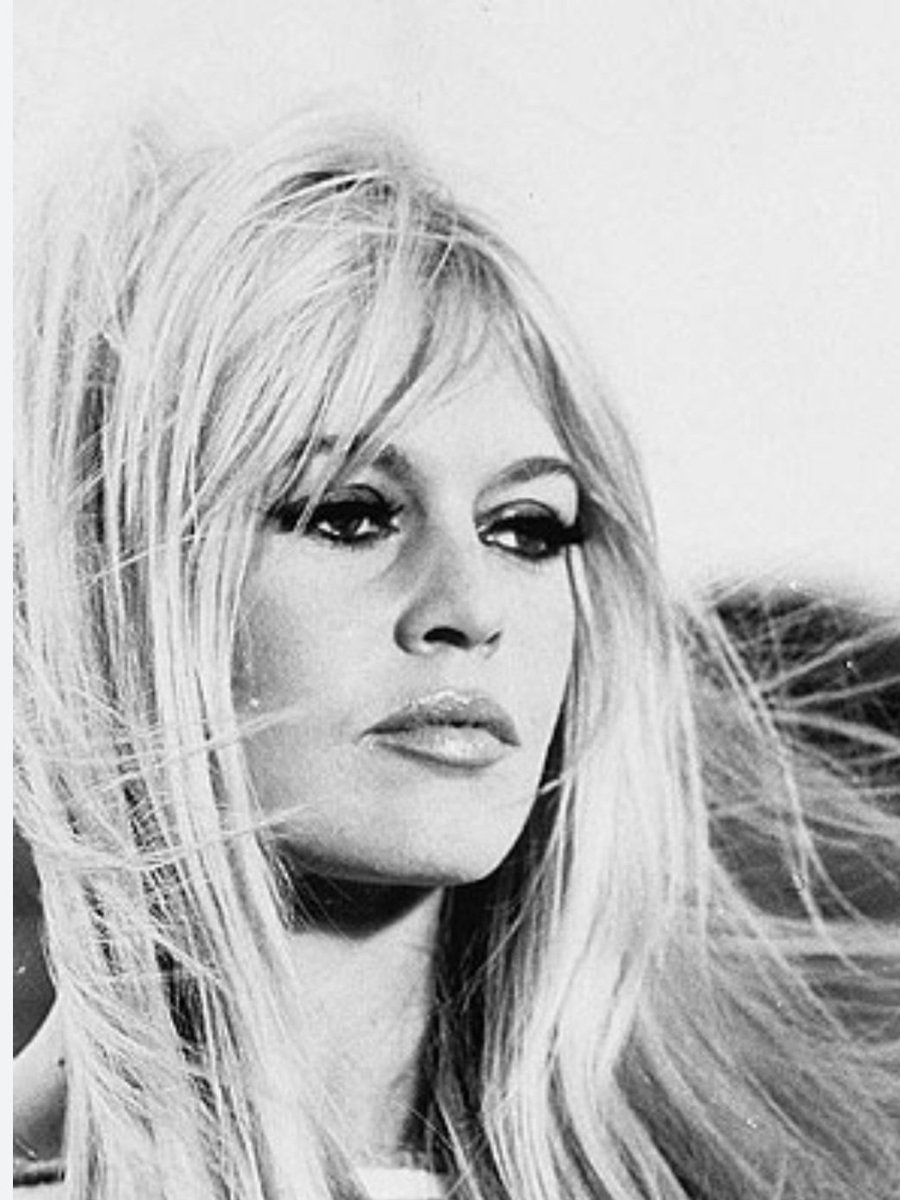 BB. 
Ces seules initiales étaient connues du monde entier.
Quelle profonde tristesse de perdre celle qui incarnait si bien la beauté et le charme à la française. 
Celle à la renommée internationale qui n’a pourtant jamais cédé aux artifices, à la superficialité et à l'argent.