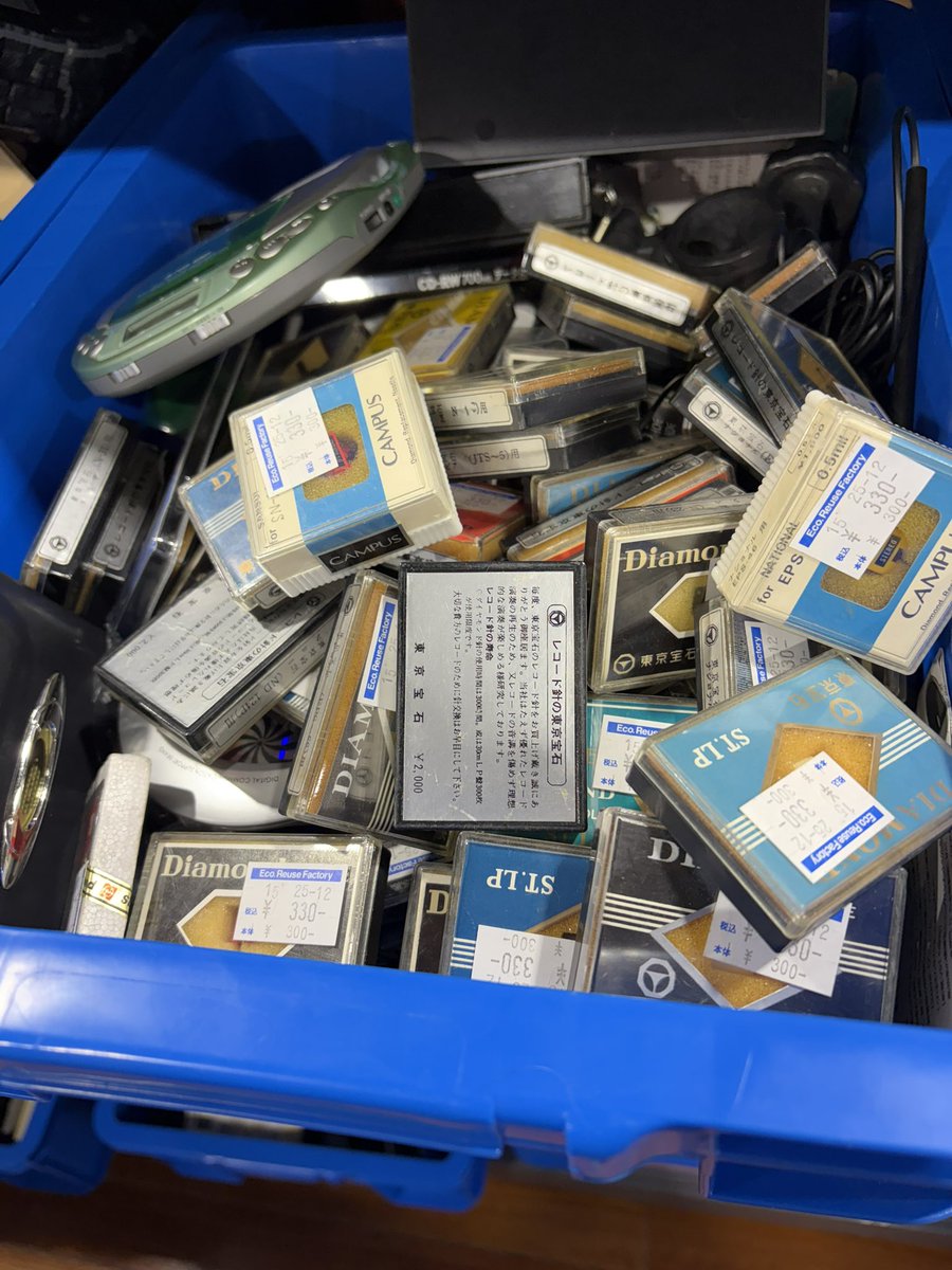 レコード針大量にジャンクで青箱に入っていました。