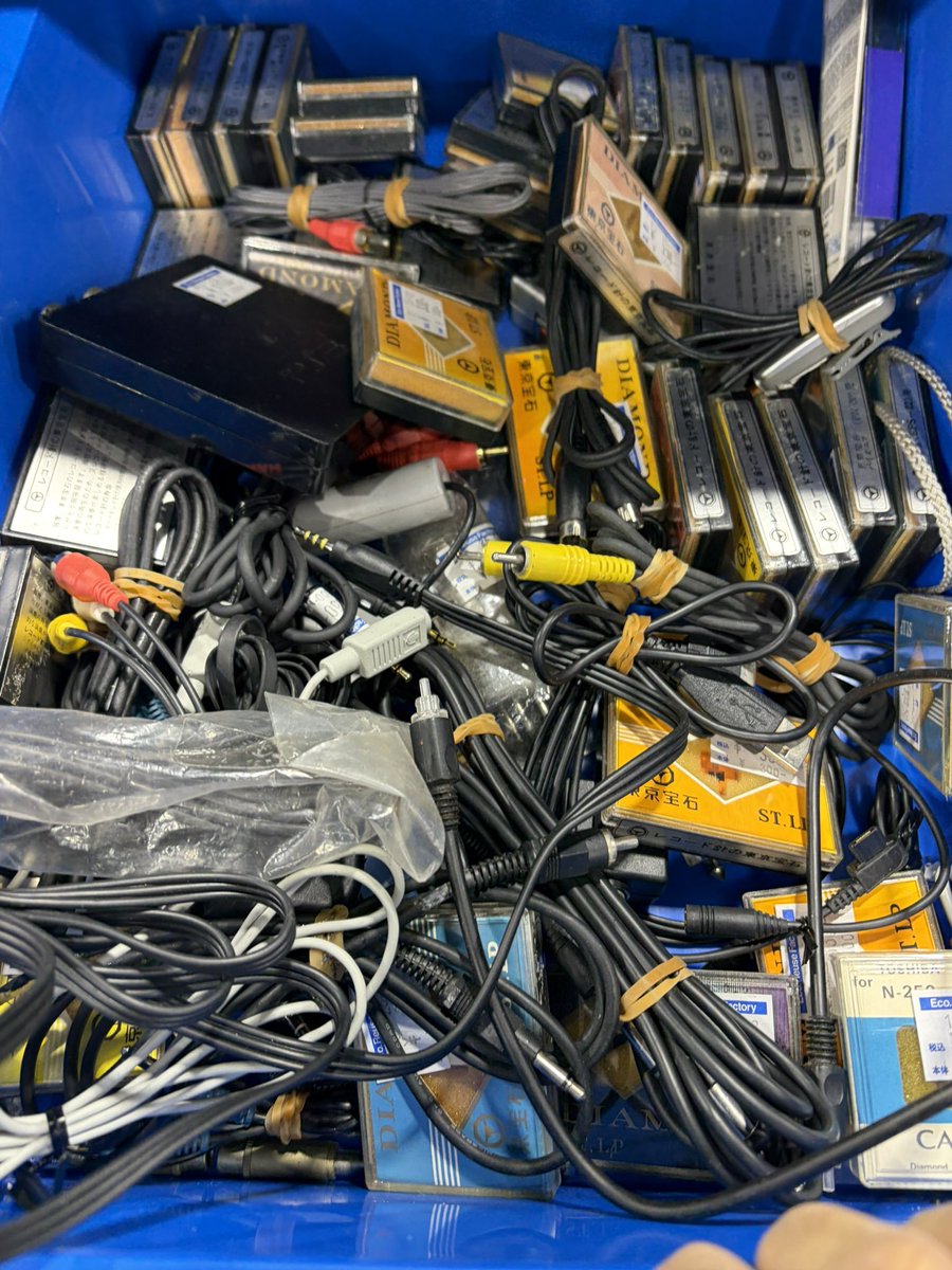 レコード針大量にジャンクで青箱に入っていました。