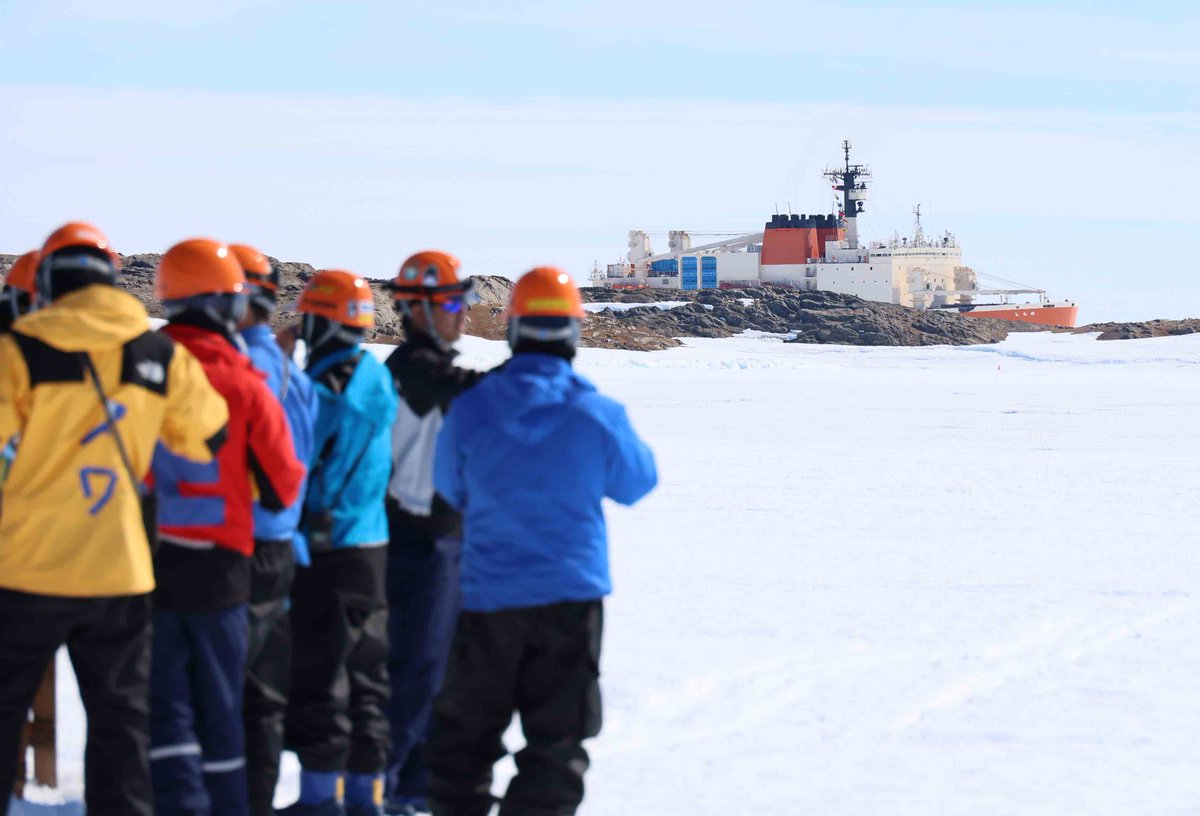 ずいぶん遠い、しかも島のかげ、見たことがない接岸点です。66次越冬隊と67次隊は、観測船しらせから燃料を輸送するホースを海氷上にのばして到着を待ちました。#南極 #昭和基地 #しらせ #Antarctic
