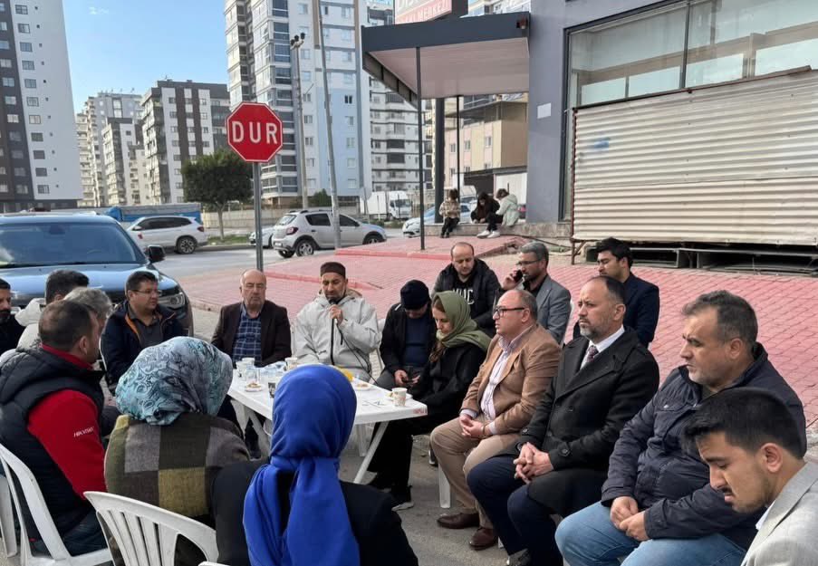 Av_Sibel33's tweet photo. 📍Erdemli | Merkez Mh.

Rahmet-i Rahmana kavuşan Sevim Yalap’ın ailesine, İlçe Başkanımız Sn. Ali Mustafa Poş ve Teşkilatımız ile birlikte taziye ziyaretinde bulunduk.

Merhumeye Cenab-ı Allah’tan rahmet, ailesine, yakınlarına sabır ve başsağlığı diliyorum. Mekânı cennet olsun.
#Mersin