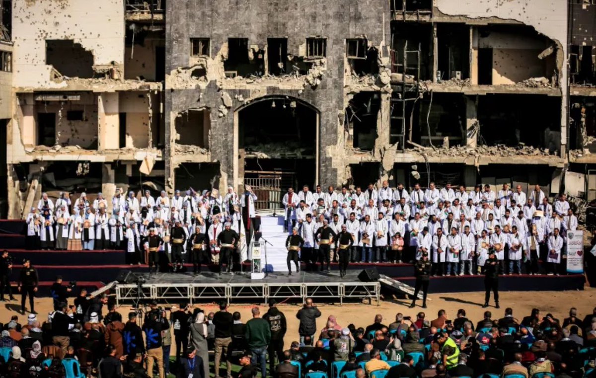 2025’in fotoğrafı budur.

İsrail’in Gazze soykırımında yerle bir ettiği Şifa Hastanesi’nin enkazının önünde 168 Filistinli doktor göreve başlama belgesini almış.

Hepsi birer süper kahraman.

Gazze çağımızın vicdan ve dirayet destanı.

İsrail’e kalan ise gaddar bir hüsran.