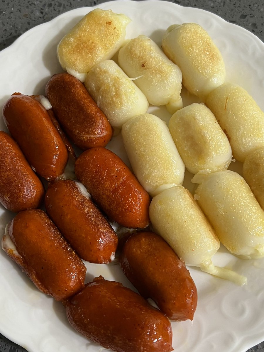 #제품제공
홍블랑 모짜렐라 치즈떡이랑 떡볶이맛 치즈떡 구워먹으면 치즈 한가득있고 진짜 맛있음.. 
떡볶이맛은 살짝 매콤해서 개존맛!!! 둘다 맛있긴한데 저는 떡볶이맛이 더 좋았어용
🔗홍블랑푸드 : hongblancfood.com