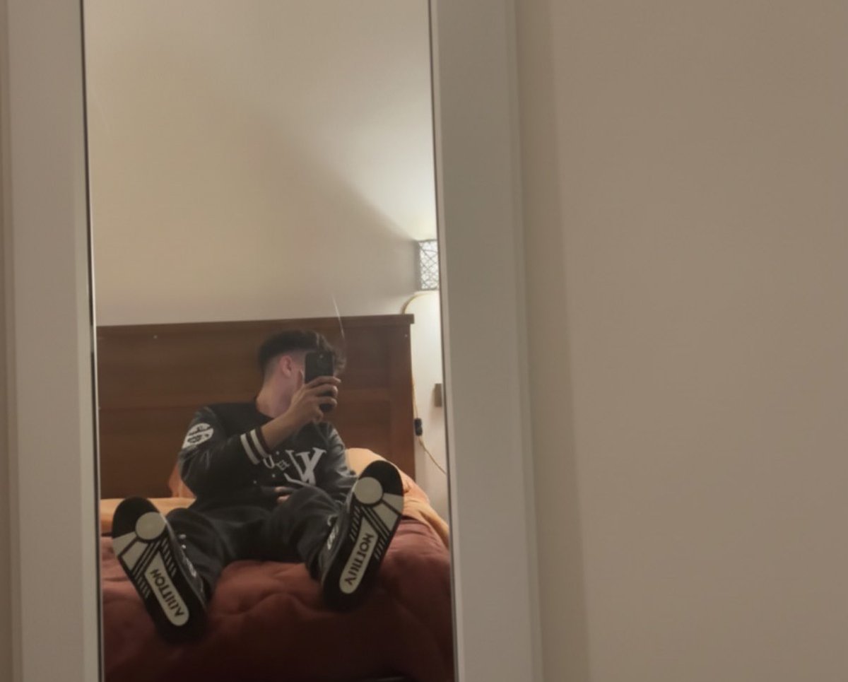 Master_Matte0's tweet image. mi leccheresti le mie suole? 
#feet #findom #master