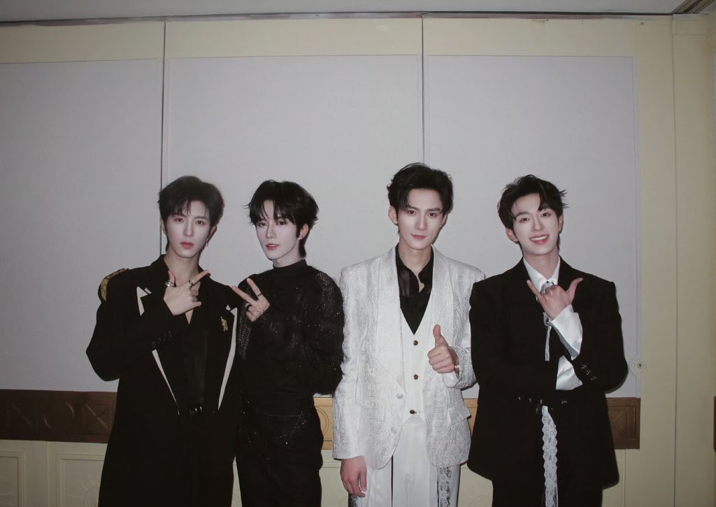 globalDESIRE4_'s tweet image. DESIRE4_ UPDATE
weibo.com/7987608577/524…

From 🇲🇴 to 🇲🇴, a 1️⃣0️⃣0️⃣ DAY journey of growth. Our story has only just begun, the eternal beginning of Desire4.
Let’s continue walking together into the future, writing even more moments of emotion, warmth, and beauty side by side.…