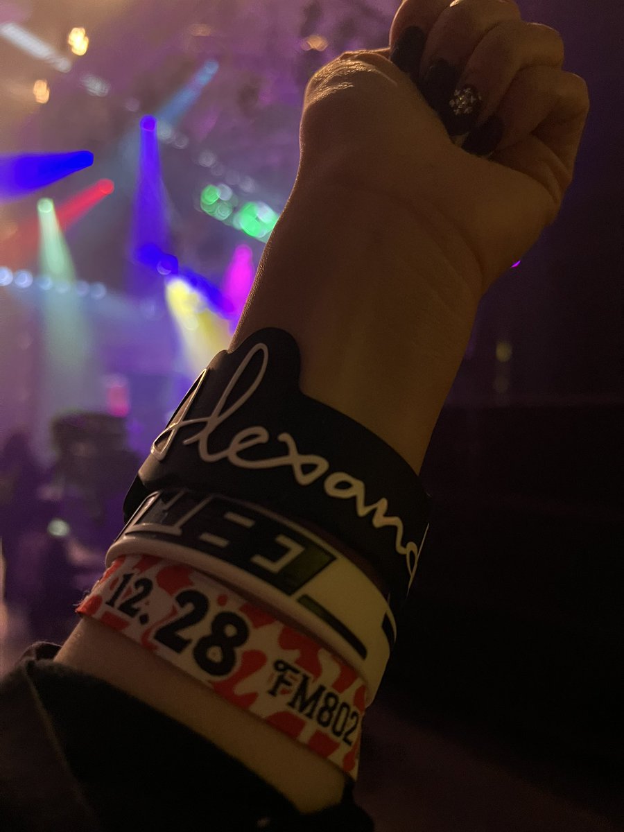 Kk_11030328's tweet photo. ライブ納め☺︎
SCAもドロスも最高だったし、レディクレ行ったら絶対やりたかった書き納めもできた
10年ぶりぐらいに筆持ったけどアルファベット書くの難しい！笑
来年もたくさん会えますように https://t.co/OPmTlEAJsH