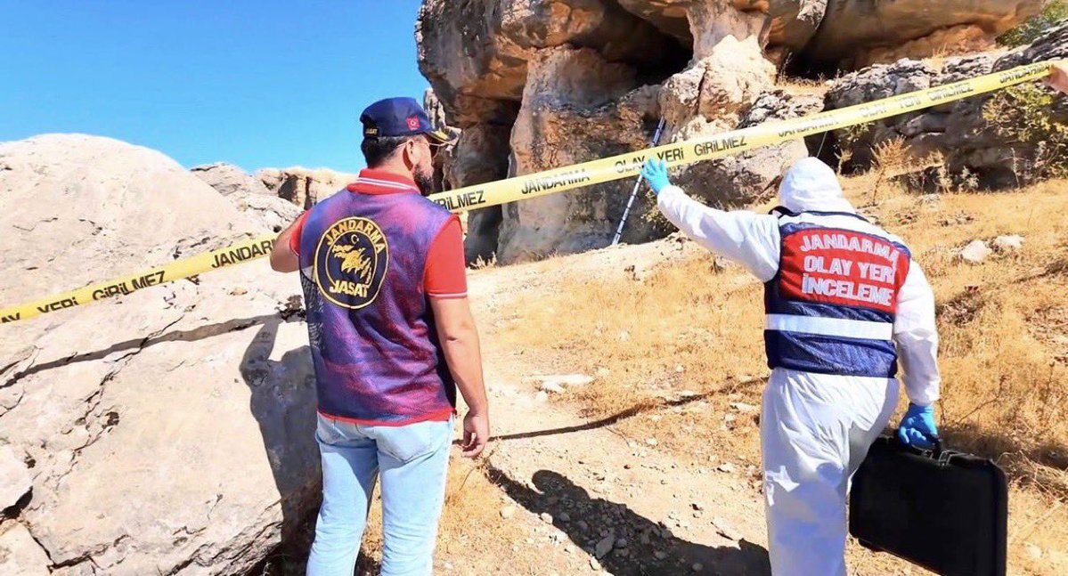 Diyarbakır’da ‘Uyuşturucu ticareti’ suçundan tutuklanıp cezaevine giren ve 3 gün önce tahliye edilen 37 yaşındaki O.S. isimli erkek, dini nikahlı eşi olan R.Y.’yı öldürdü. 

O.D., öldürdüğü eşini olay yerinden 3 kilometre uzaklıktaki toprağa gömdü. Jandarma Suç Araştırma Timleri