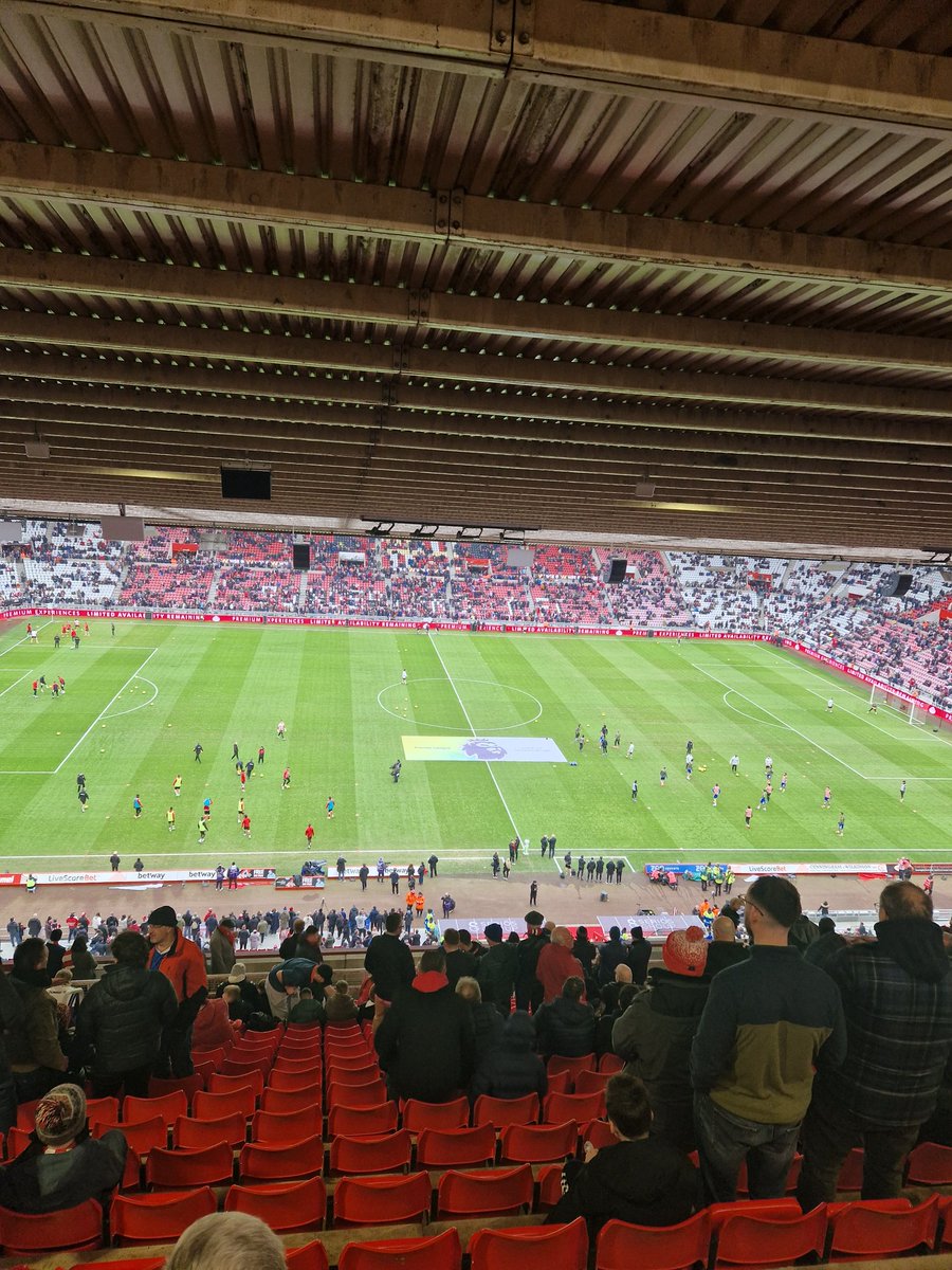 GrahamSmyth's tweet image. Laptop has died. Think it's altitude sickness. Running with a limited live tweet service today. But you'll all have it on a dodgy stream anyway.

#lufc