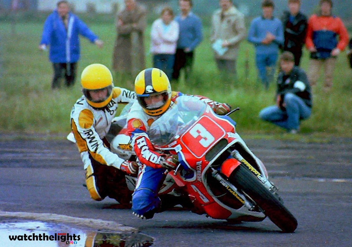 roadsandtracks's tweet image. Joey Dunlop and his factory Honda lead Alan Irwin and his 750cc Yamaha at Aghadowey in 1982
