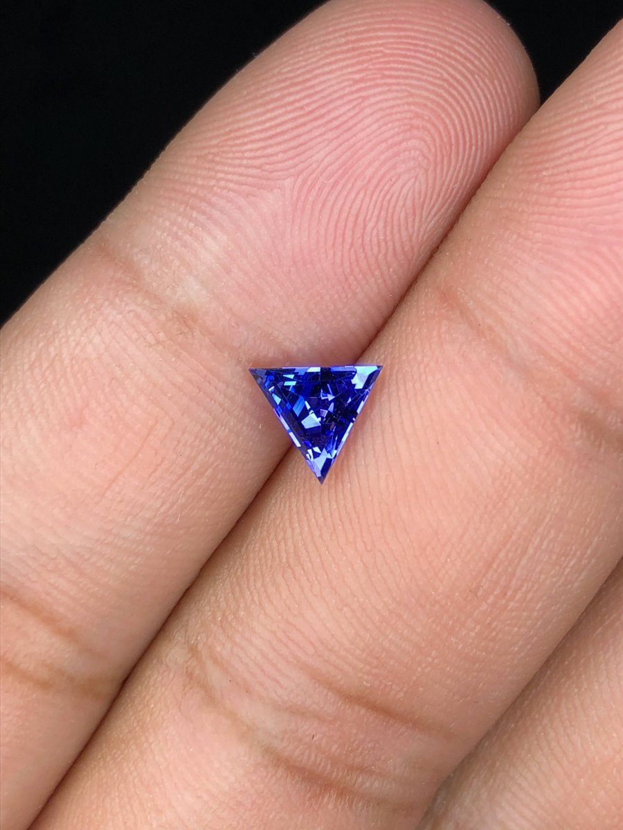 天然タンザナイト、トリリアントカット、AAAカラー 0.70カラット