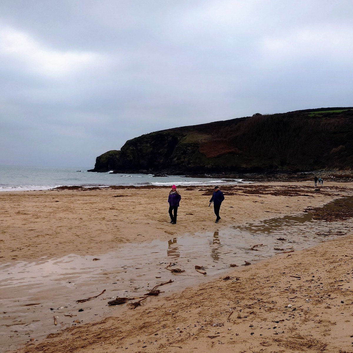 DebbieDaveT1's tweet photo. After several days of fairly intensive food and drink, it was lovely to get out for some fresh air and a walk with the family on Boxing Day.
#vanlife #travelblogger #cornwall #boxingday #beach #coast #praasands https://t.co/5GmaKo59Gs