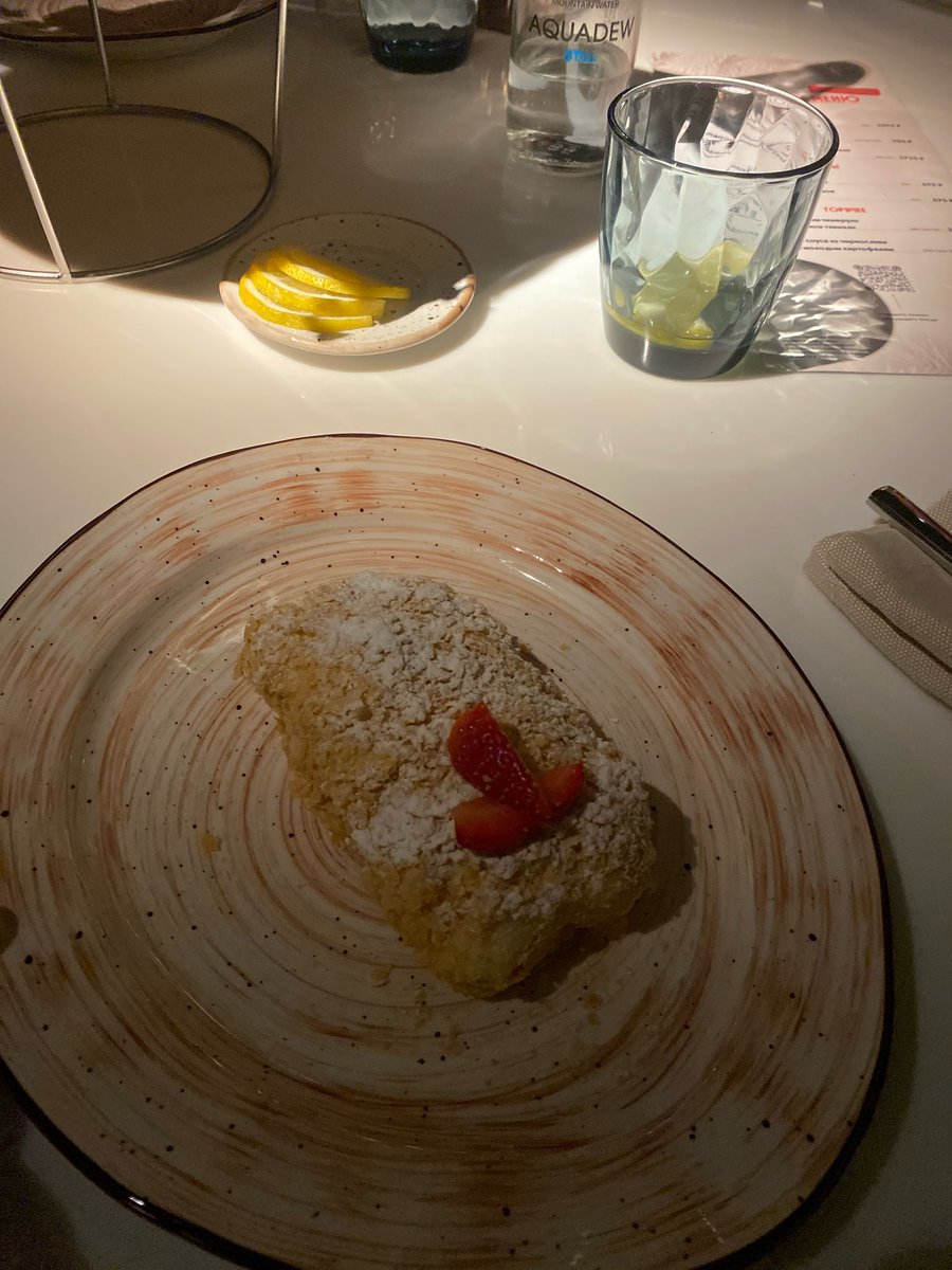 Настроение как эти клубнички на вчерашнем наполеоне - хуевое, не счесть сколько раз в этом году я терпела к себе неуважение от заказчиков, партнеров, разных парней в попытках им всем угодить. Больно взрослеть, становиться циничной и закрытой. Но я хз как это менять