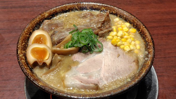 友達とトロ肉味噌ラーメンなう( '∀`) トロ肉(豚軟骨?)が めちゃトロトロで美味しい