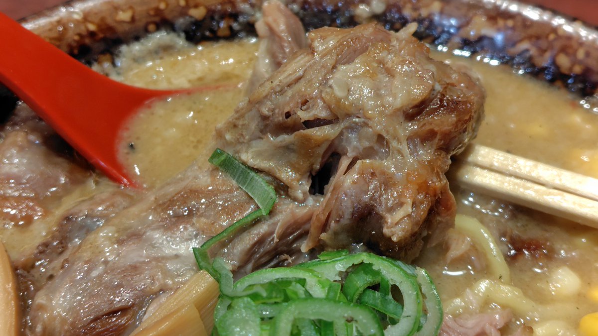 友達とトロ肉味噌ラーメンなう( '∀`)
トロ肉(豚軟骨?)が
めちゃトロトロで美味しい♪ 