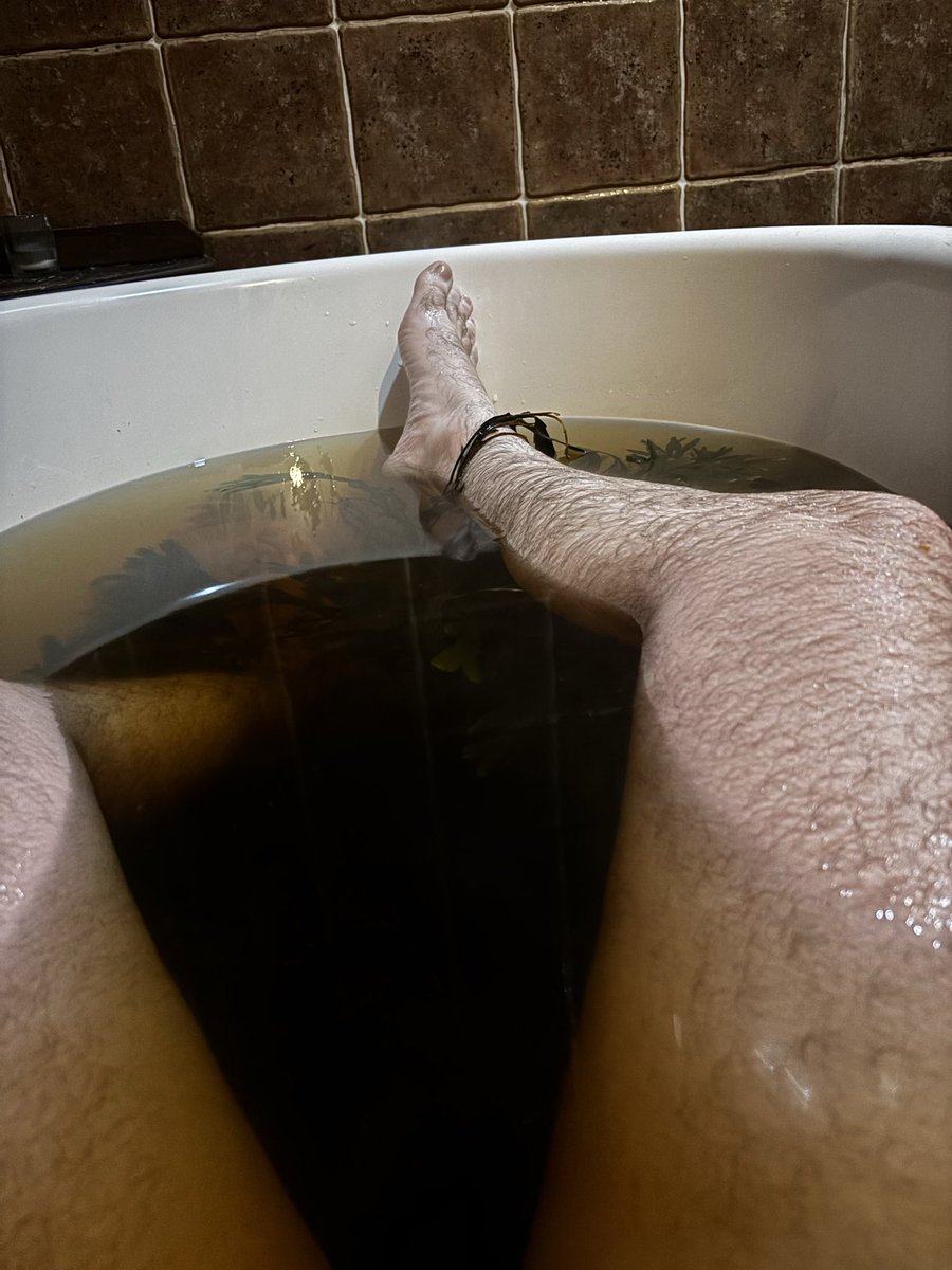 IrishBoy92xx's tweet photo. Seaweed Bath Vibes 😏 https://t.co/FFis3sN4xP
