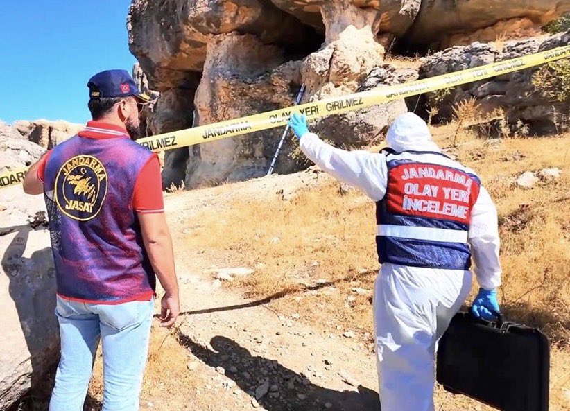 ⚠️ TAHLİYE OLAN TORBACI, KADIN ÖLDÜRDÜ!

Diyarbakır’da ‘Uyuşturucu ticareti’ suçundan cezaevine giren ve 3 gün önce tahliye edilen O.D., dini nikahlı eşi R.Y.’yı öldürdü. 

O.D., öldürdüğü eşini olay yerinden 3 kilometre uzaklıktaki toprağa gömdü. (Burak Emek)