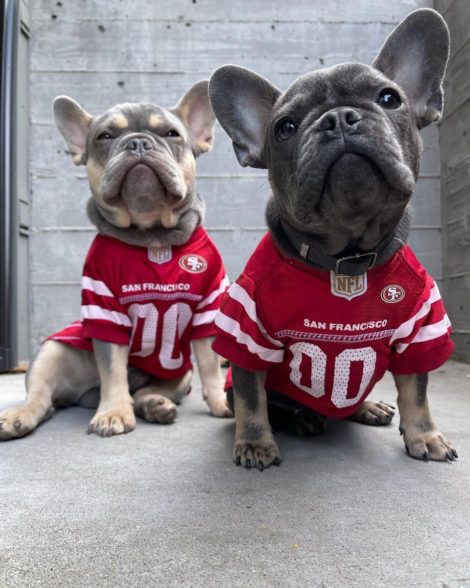 onlyinsf's tweet image. 📸_french_connection showing their @49ers pride for todays home game against the @ChicagoBears at @LevisStadium. 🏈

Only 42 days until Super Bowl 2026 takes over the Bay. Who will make it to the big game?

Tap the link to get ready for game day! 
bit.ly/4qrFQ1I