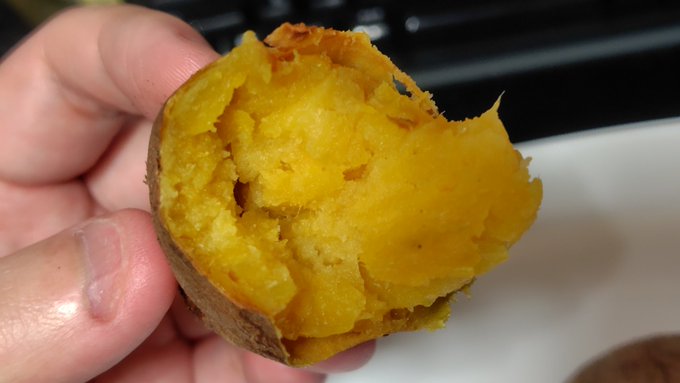 友達と酒田の芋萬さん() に行って焼き芋を買って食べました( '∀`) 糖度が高すぎて大きくなれない代わりに 皮から溢れるくらい蜜たっぷり! 中身もホクホクしっとりクリーミーで とても美味しい