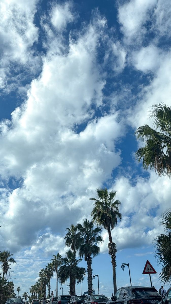 كل غيمة بتحكي قصة
وكل دعوة في وراها قلب محروق 
ودمعة ❤️