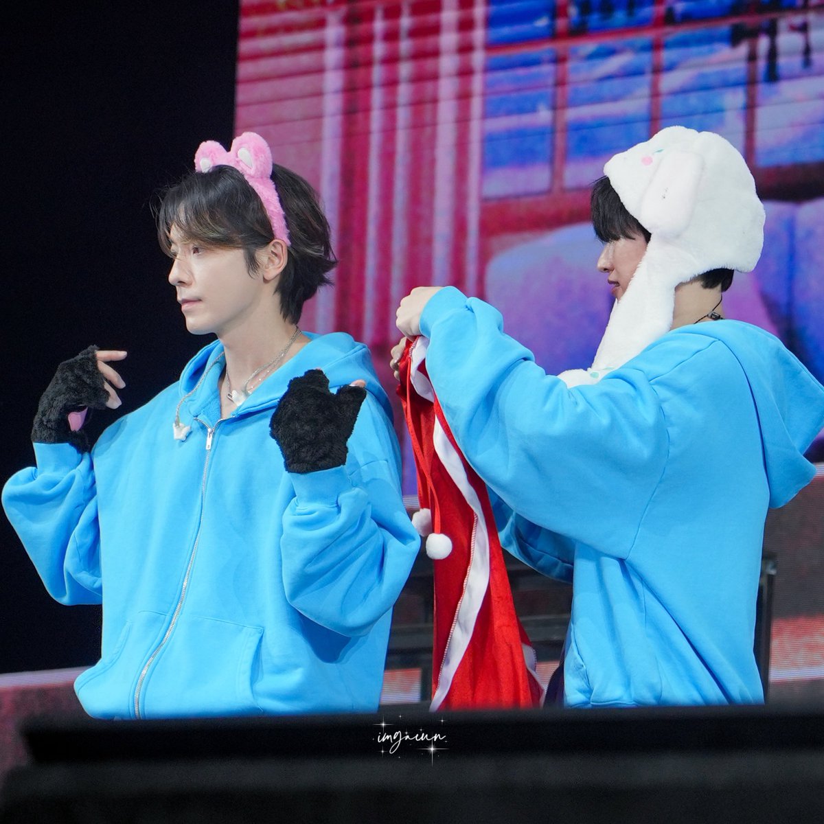 imgaeun99's tweet image. 떠해 공주님 꾸미중🤲🏻

251228 SUPER JUNIOR D&amp;amp;E FAN PARTY &amp;lt;HOME COMING&amp;gt; 

#동해 #DONGHAE 
#은혁 #EUNHYUK
@donghae861015 @AllRiseSilver