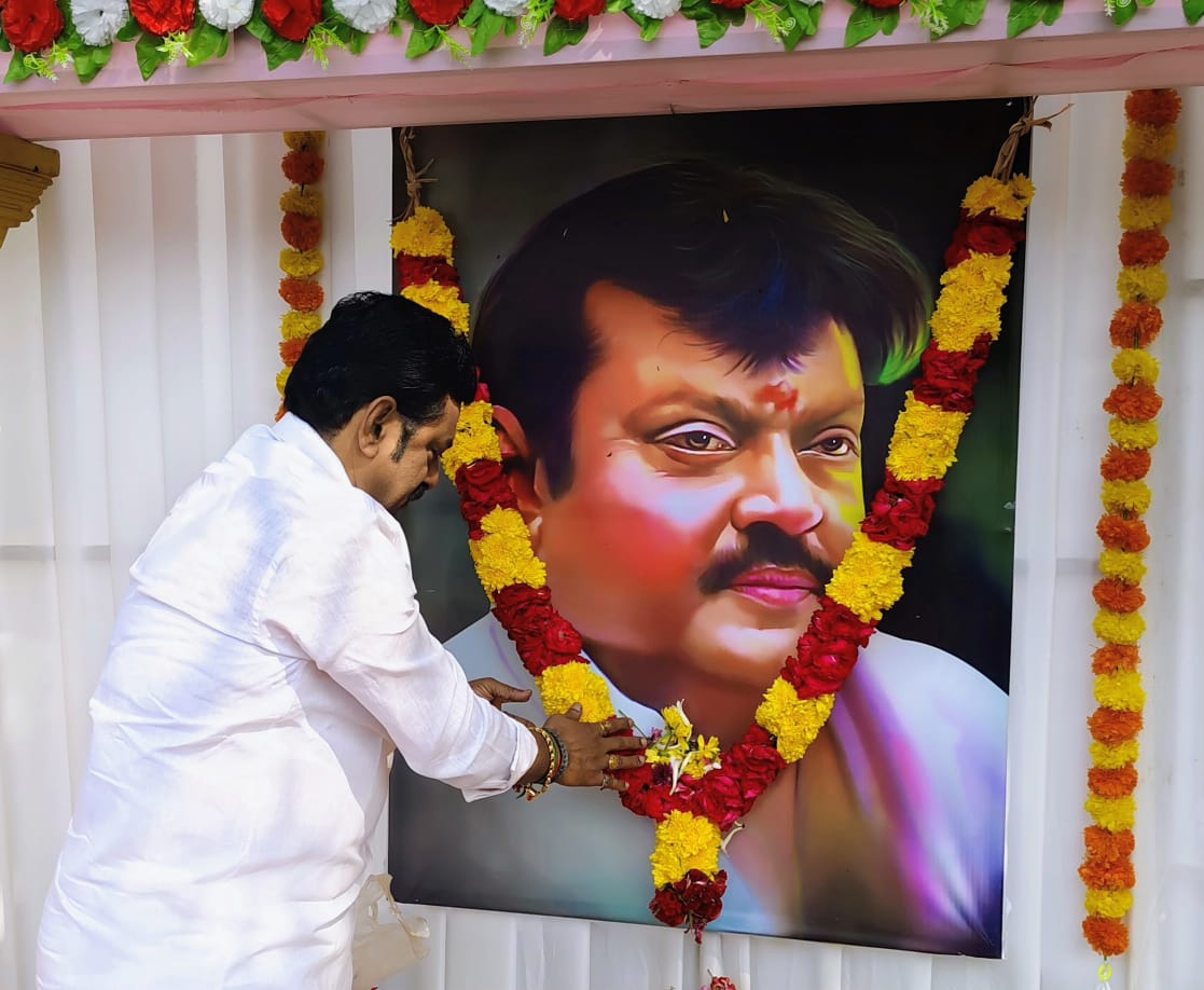 JananiiSathish's tweet image. #CaptainVijayakanth #MemorialDay 

We Miss You "Captain Prabakaran"

@premallatha @PremallathaDmdk @vijaytelevision @Vijayabaskarofl @EPSTamilNadu @AIADMKITWINGOFL