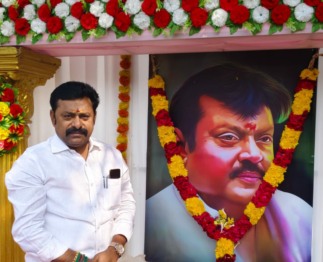 JananiiSathish's tweet image. #CaptainVijayakanth #MemorialDay 

We Miss You "Captain Prabakaran"

@premallatha @PremallathaDmdk @vijaytelevision @Vijayabaskarofl @EPSTamilNadu @AIADMKITWINGOFL