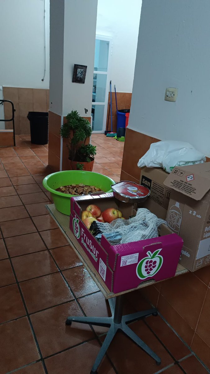 FCcompromisario's tweet image. Después de finalizar el II torneo Xerecista, siempre nos acordamos de las personas sin recursos de la ciudad de Jerez. 
Asi que ayer pudieron disfrutar de costillas con papas y mas cosas que les dejamos allí.
El otro futbol que practicamos @XerecismoLibre @XerezDFC