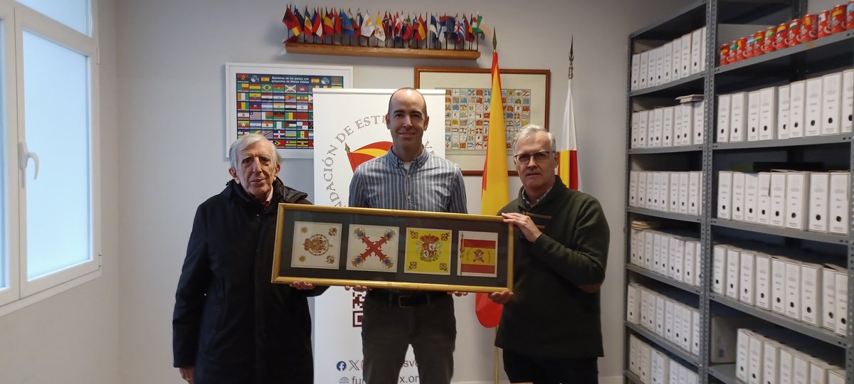 El presidente de <a href="/SEVexilologia/">SEVexilologia</a> y el director del Centro de Documentación Vexilológica reciben el legado de Antonio Manzano Lahoz de manos de su hijo Santiago Manzano. Al acto también asistió el presidente de <a href="/fundesvex/">fundesvex</a>