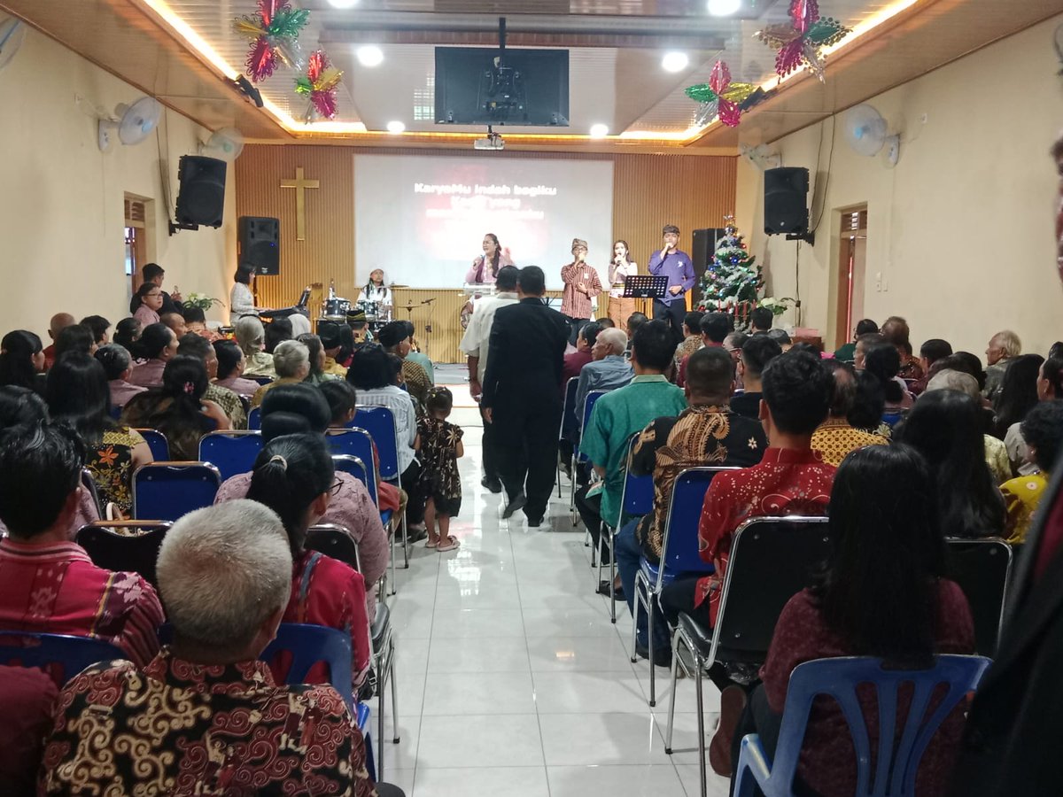 04_pedan's tweet photo. Sertu Wasito Sejati anggota Koramil 04/Pedan melaksanakan Pengamanan Perayaan Hari Raya Natal Di Gereja Kristen Kemah Injil Indonesia, Kalangan,Dukuh Jimbunan, Desa Kalangan,kec Pedan.
#Kodim0723Klaten
#Korem074Wrt
#KodamIVDiponegoro https://t.co/7HVMytfpQ2
