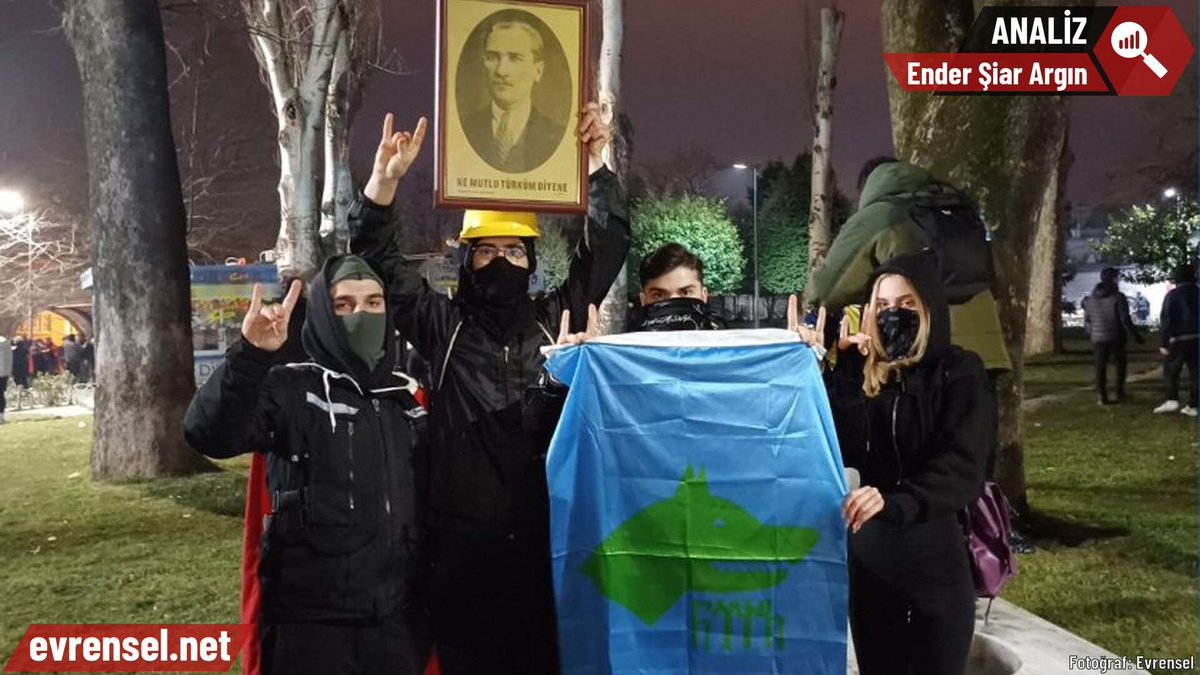 "Daha çok gençlik içerisinde alıcı bulan, eski kalıplara sığmayan, “muhalif” ve “seküler” bir milliyetçi dalganın yükseldiği bir gerçek. Ancak bu milliyetçi dalgada yeni sağın belli başlı bütün özelliklerini bulmak mümkün."

✒️Ender Şiar Argın (<a href="/endersiar17/">ender şiar</a>) yazdı