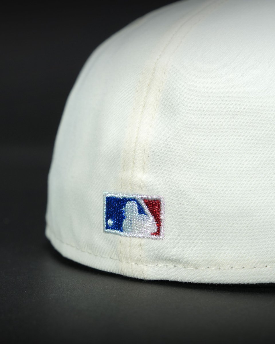 TopperzStore's tweet image. ⏰ 19:00 CET – LOS ANGELES GOTHIC FITTED DROPPING TONIGHT 💎  
Cream crown, black visor, golden script &amp;amp; that clean 60th Anniversary sidepatch.  
This one hits different – and it's EU exclusive 🧢

Dropping @topperzstore – limited stock only!  
How you rating this one? 👀