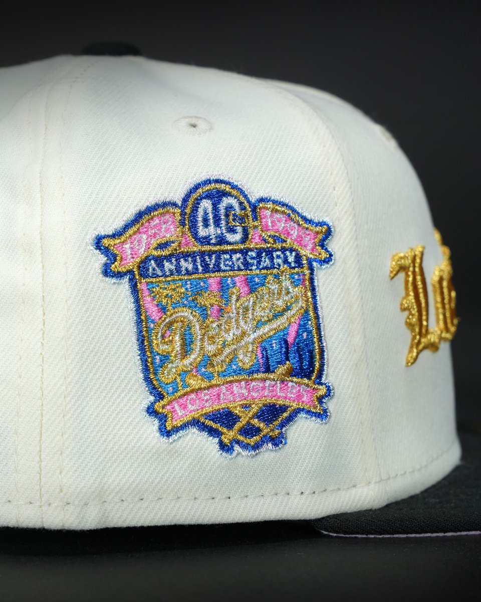TopperzStore's tweet image. ⏰ 19:00 CET – LOS ANGELES GOTHIC FITTED DROPPING TONIGHT 💎  
Cream crown, black visor, golden script &amp;amp; that clean 60th Anniversary sidepatch.  
This one hits different – and it's EU exclusive 🧢

Dropping @topperzstore – limited stock only!  
How you rating this one? 👀